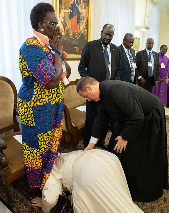 Pope Francis kisses feet of Protestant politicians